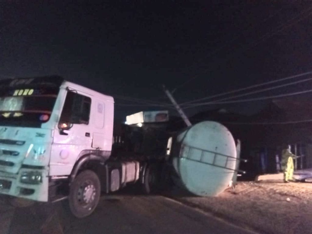 Oyo Fire Service Prevents Major Disaster as 66,000-Litre Petrol Tanker Overturns in Ogbomoso